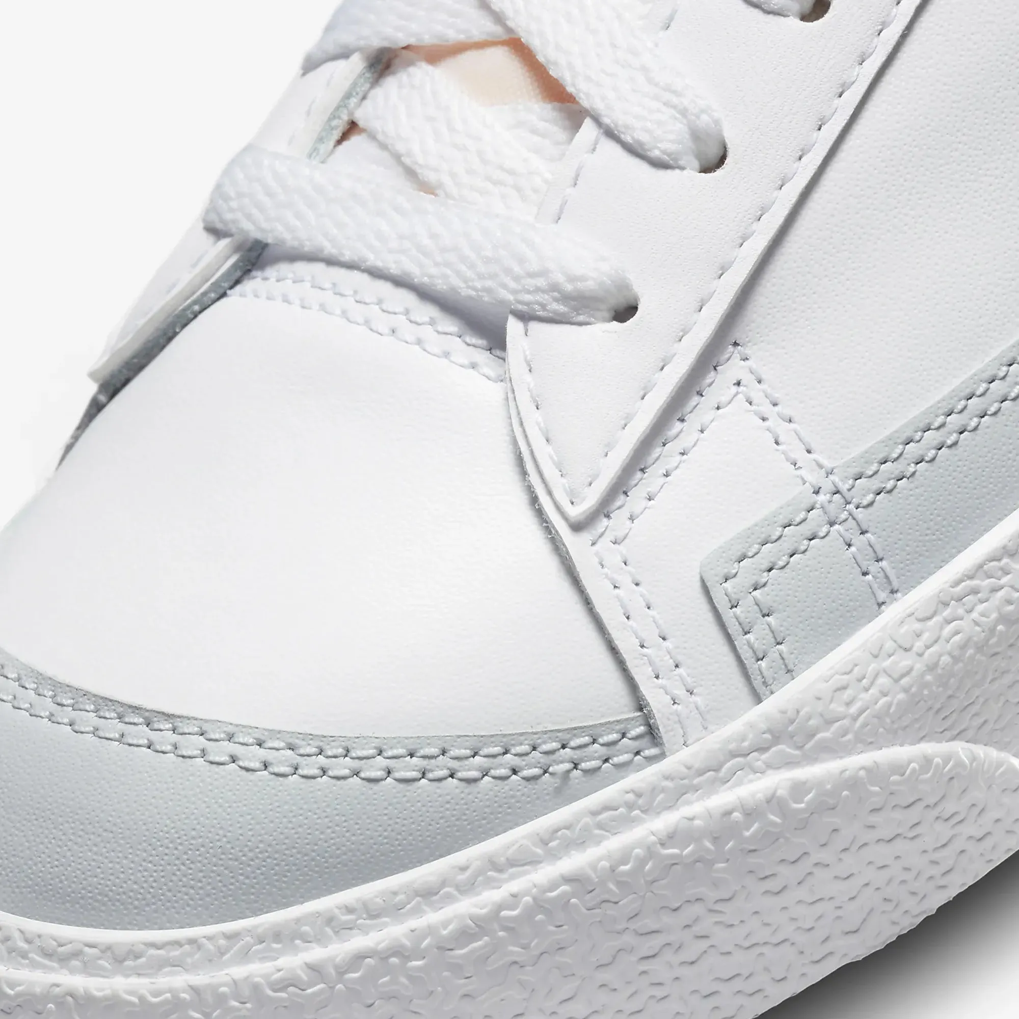 Nike | BLAZER LOW '77 VINTAGE { WHITE/BLACK-PURE PLATINUM